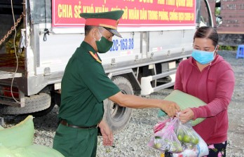 Hơn 600 phần quà trao tặng cho người dân trên chuyến xe 0 đồng