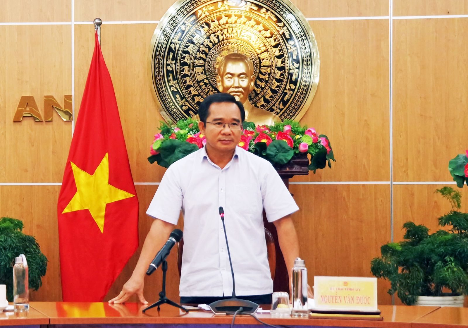 Secretary of the Long An Party Committee - Nguyen Van Duoc requires to have the cooperation and synchronous coordination of all levels and branches, the consensus and determination of the people in preventing and fighting against Covid-19