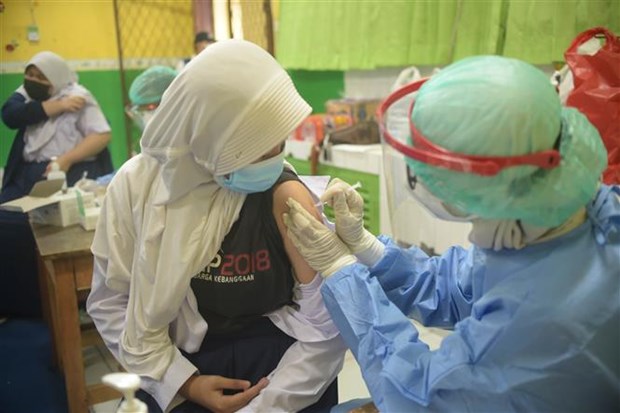 A person receives a COVID-19 vaccine shot in Jakarta (Photo: Xinhua/VNA)