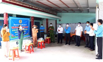 Liên đoàn Lao động tỉnh trao “Phần quà nghĩa tình - kết nối yêu thương”