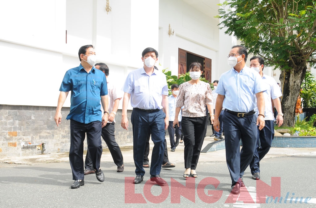 Minister of Health - Nguyen Thanh Long comes to survey and choose the location to establish the CIRC in Long An