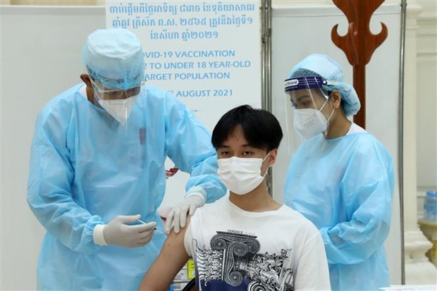 A man gets COVID-19 vaccine shot in Phnom Penh, Cambodia. (Photo: Xinhua/VNA)