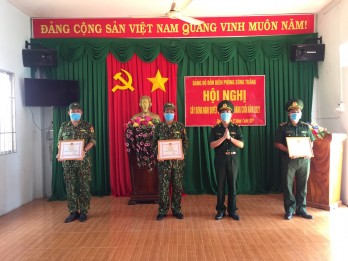 Khen thưởng đột xuất 4 cá nhân có thành tích trong phòng, chống buôn lậu