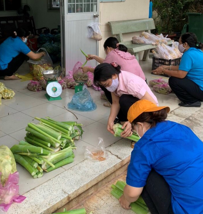 Agricultural products are divided for delivery to users through 