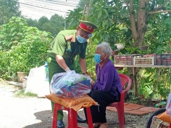 Đại tá Phạm Thanh Tâm - Phó Giám đốc Công an tỉnh thăm, tặng quà người dân có hoàn cảnh khó khăn