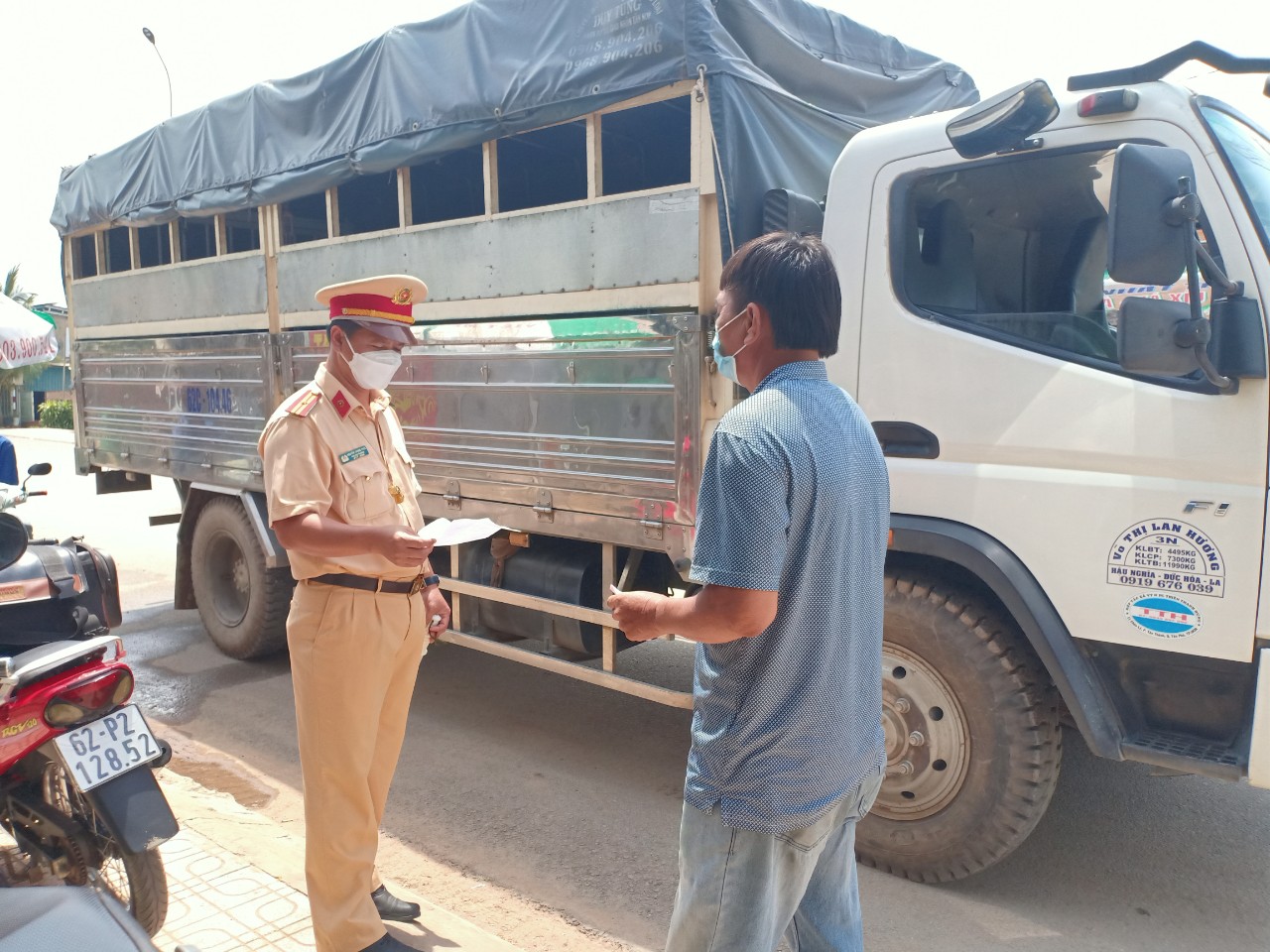 The roads bordering Ho Chi Minh City are arranged with stations and checkpoints for epidemic prevention and control to strictly control people and vehicles travel to and through