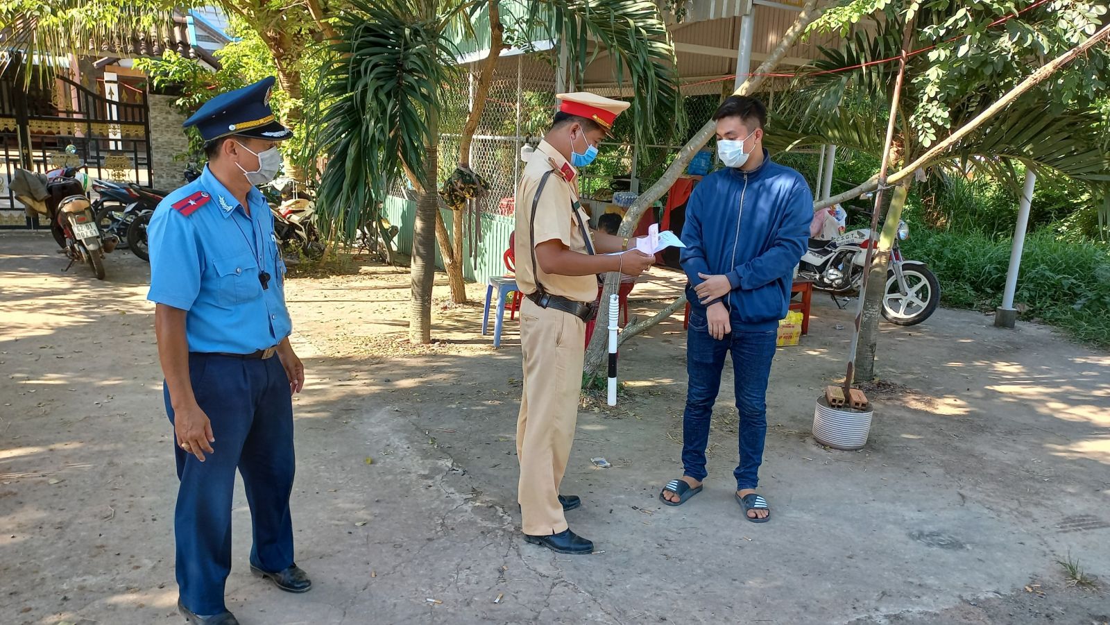 The checkpoint for epidemic prevention and control is deployed by Vinh Hung district at the gateway to the district on Provincial Road 831, Tuyen Binh commune, Vinh Hung district to protect the 