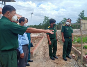 Thăm, tặng quà lực lượng dân phòng tại các chốt trên biên giới