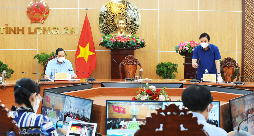 Vice Chairman of the Provincial People's Committee - Pham Tan Hoa informs about the treatment and epidemic situation over the past time