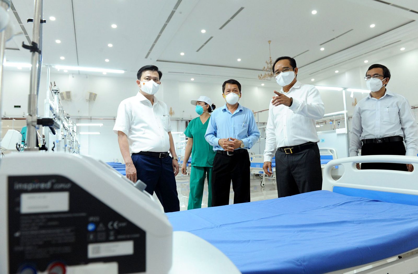 Leaders of Long An province visit modern facilities and equipment at the Central Covid-19 Resuscitation Center