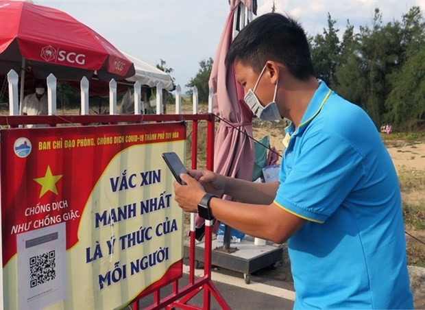 A resident scans a QR code at a COVID-19 checkpoint in Phu Yen province (Photo: VNA)