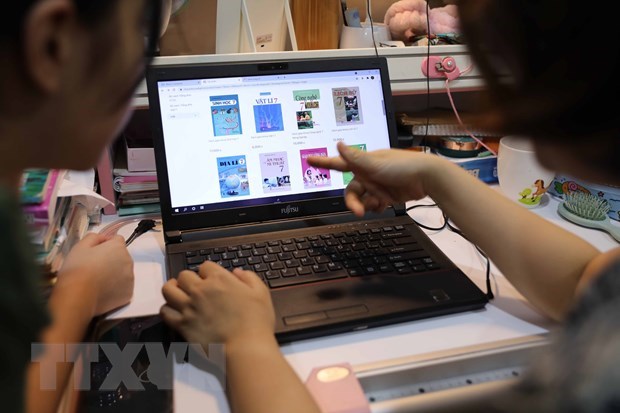 Consumers seek books on an e-commerce website (Photo: VNA)