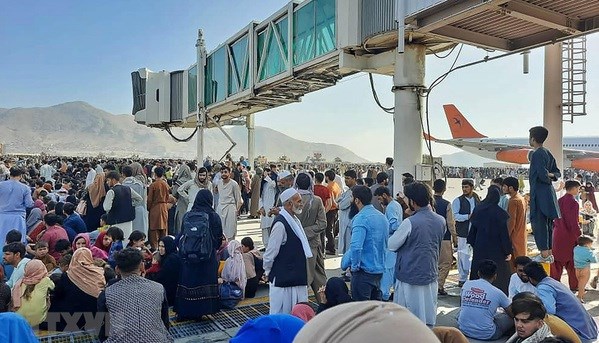 Afghanistani people gather at an airport of Afghanistan after the Taliban captures Kabul capital (Photo: AFP/VNA)