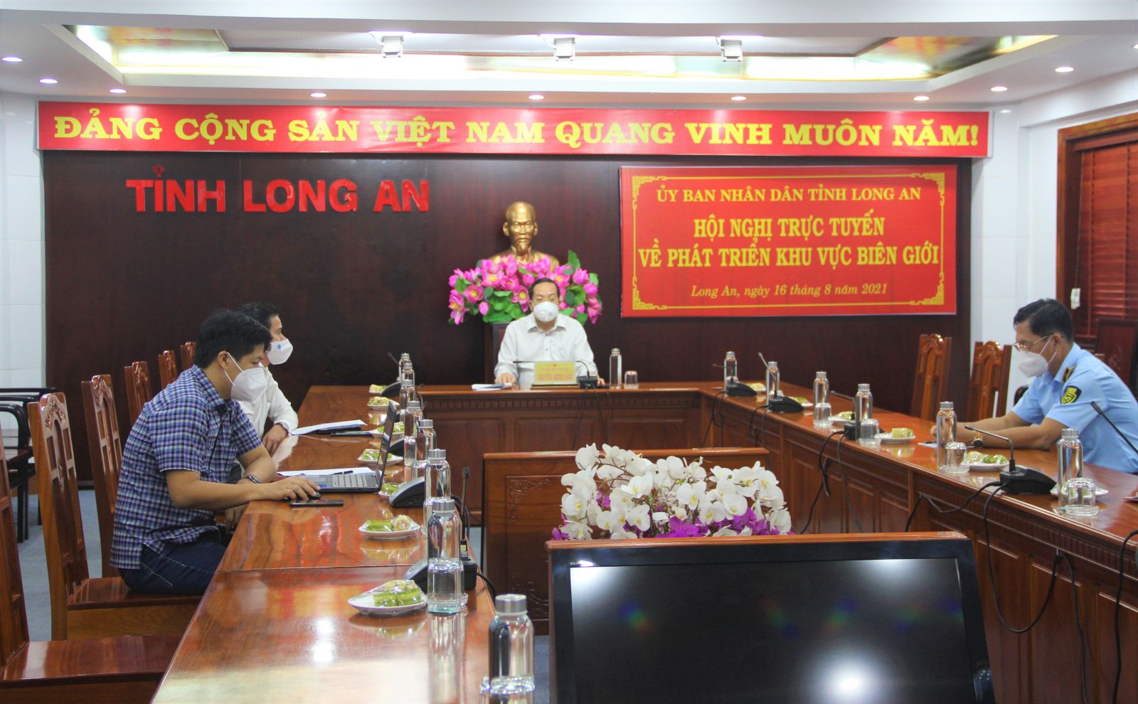 Vice Chairman of the Provincial People's Committee - Nguyen Minh Lam presides at the Long An end-point bridge 