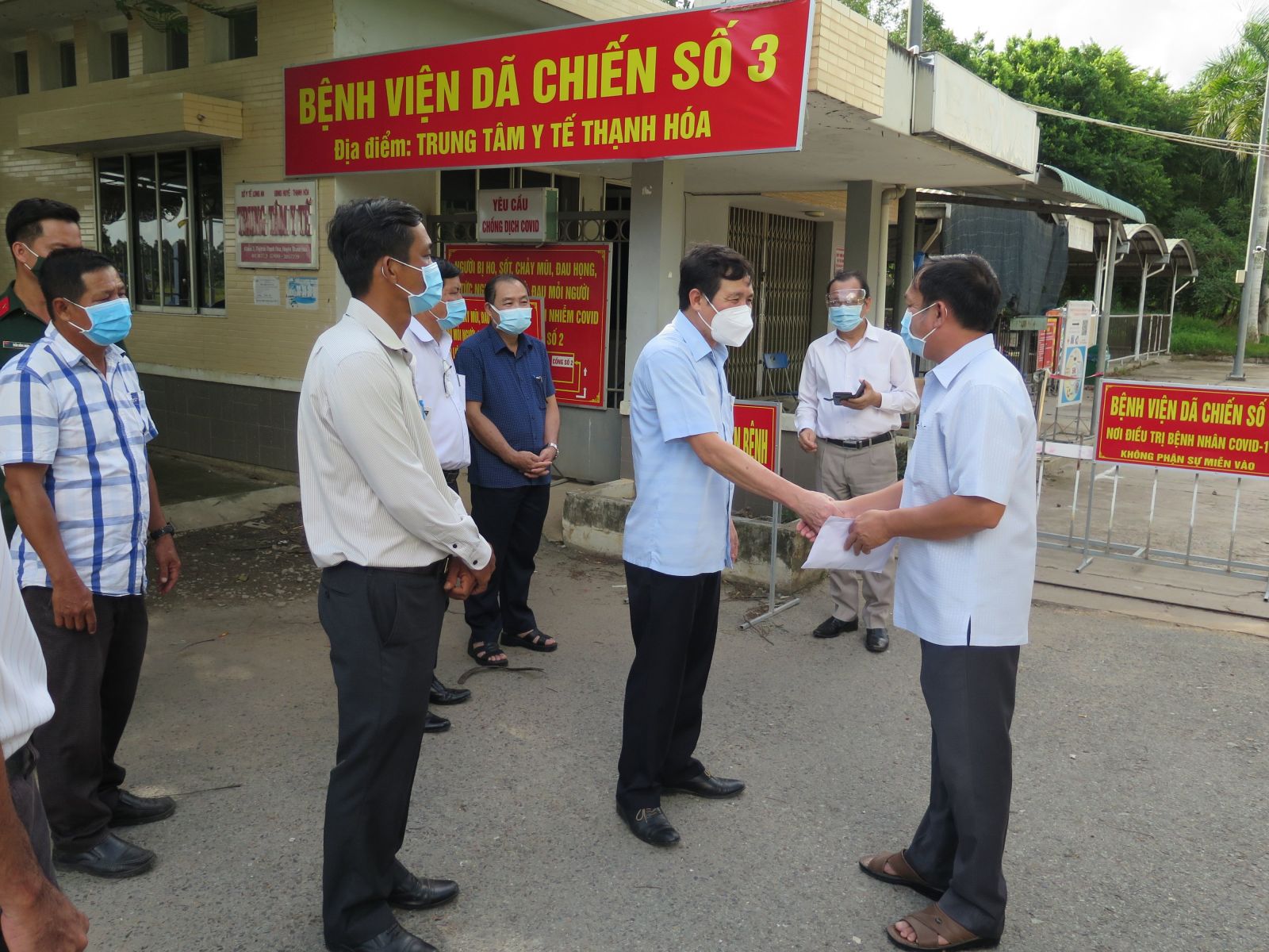 Standing Provincial People's Council visits and gives gifts to support on-duty forces at the field hospital