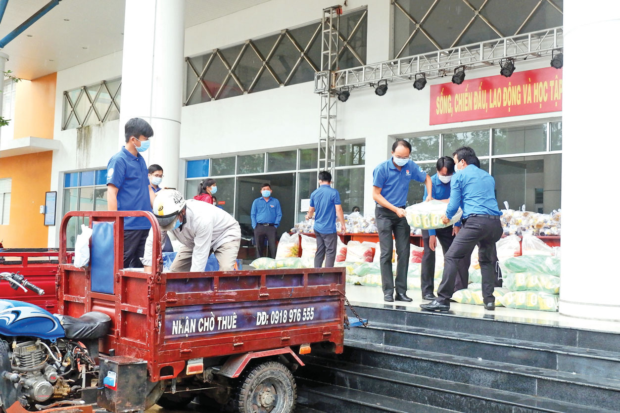 Đoàn viên, thanh niên hỗ trợ vận chuyển quà tặng người dân có hoàn cảnh khó khăn