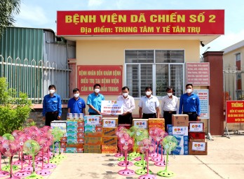 Tỉnh đoàn Long An thăm, tặng quà bệnh viện dã chiến