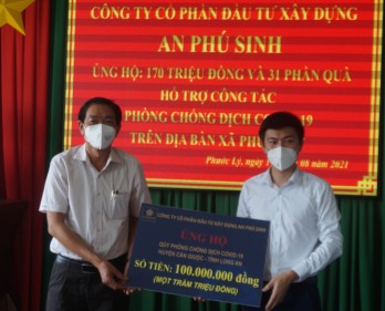 Công ty An Phú Sinh hỗ trợ huyện Cần Giuộc hơn 300 triệu đồng phòng, chống dịch