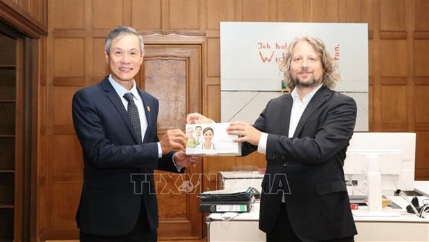 Christian Rickerts, Secretary of State for Energy and Digital Affairs in the Berlin Senate Department for Economics, Energy and Public Enterprises, (R) presents COVID-19 quick test kits to Vietnamese Ambassador to Germany Nguyen Minh Vu (Photo: VNA)