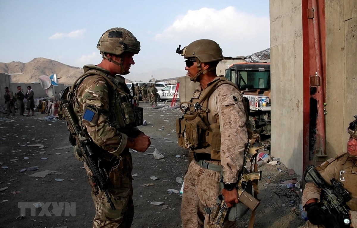 Binh sỹ Anh và binh sĩ Mỹ gác tại khu vực sân bay Kabul, Afghanistan, ngày 22/8/2021. (Ảnh: AFP/TTXVN)