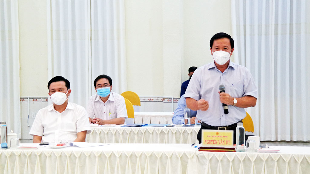 Deputy Secretary of the Provincial Party Committee, Chairman of the Provincial People's Committee - Nguyen Van Ut informs about the situation of Covid-19 epidemic prevention and control, socio-economic development of Long An province