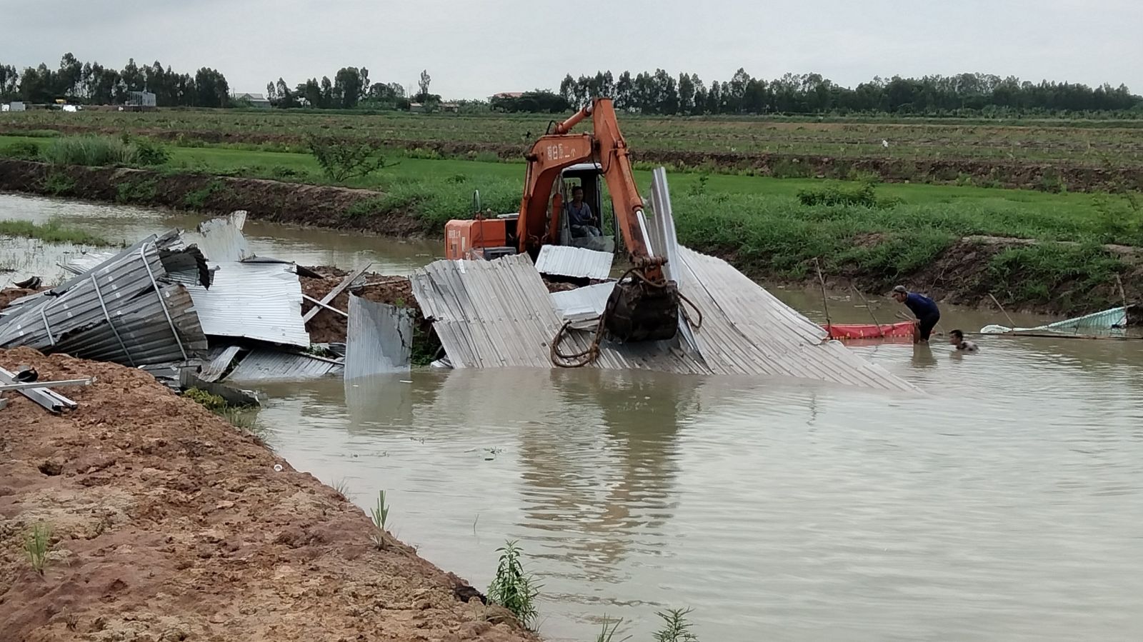 Giông lốc làm sập, tốc mái nhiều căn nhà của người dân