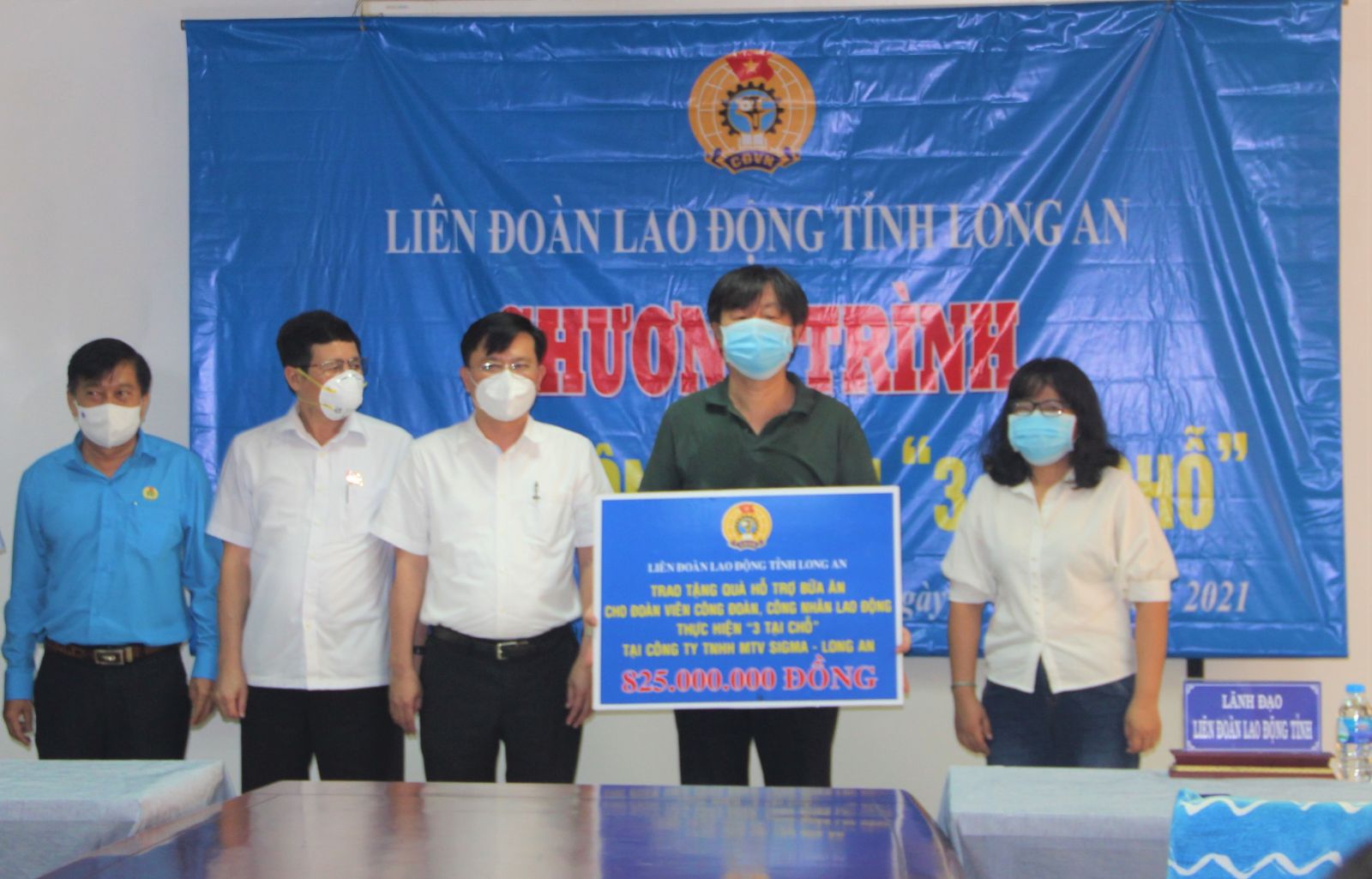 Standing Deputy Secretary of the Provincial Party Committee - Nguyen Thanh Hai (3rd, L) presents a symbolic board with the support amount of 825 million VND to SIGMA Long An One-Member Co., Ltd.