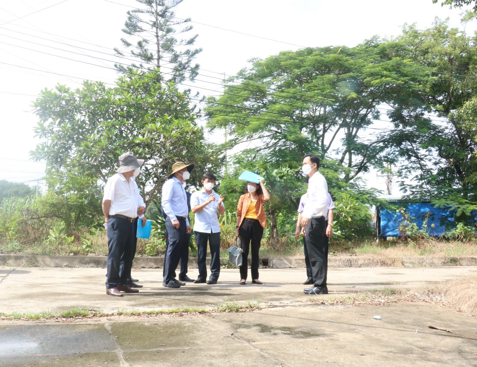 The team actually inspects the field hospital located at Long An Pedagogical College