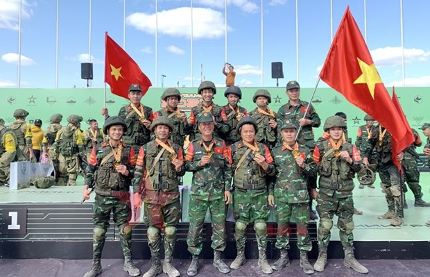 Members of the engineering team of Vietnam at the 2021 Army Games pose for a group photo (Photo: qdnd.vn)