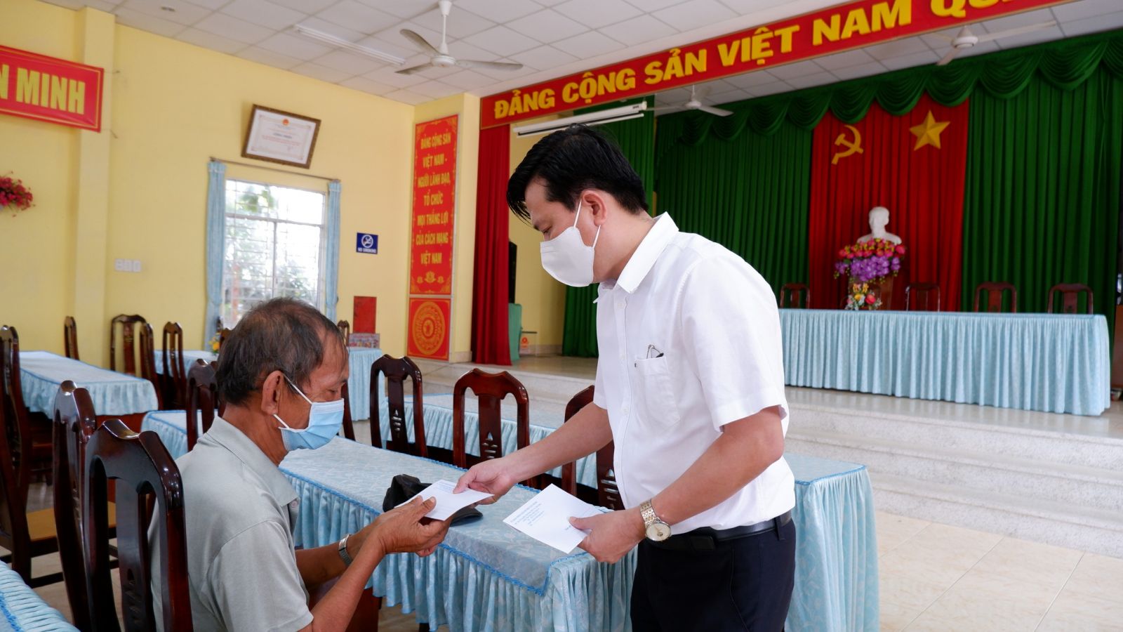 Standing Deputy Secretary of the Provincial Party Committee - Nguyen Thanh Hai gives money to support difficult workers due to the impact of the Covid-19 epidemic (Photo: Kim Ngoc)