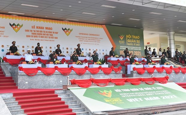 Military officials salute the flag at the contest opening ceremony in Hanoi on August 31 (Photo: qdnd.vn)