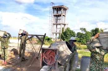 Lính công binh trên công trường trong mùa dịch