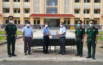 Senior Lieutenant General Vo Minh Luong donates 6,000 bags of medicine to Long An to support treatment for Covid-19 patients