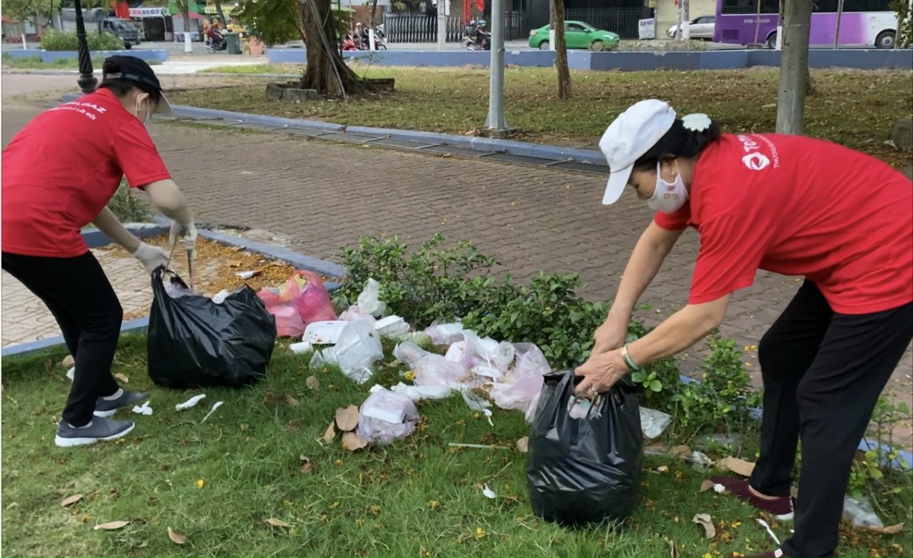 Hội viên Hội Phụ nữ phường 3, TP.Tân An tham gia bảo vệ môi trường