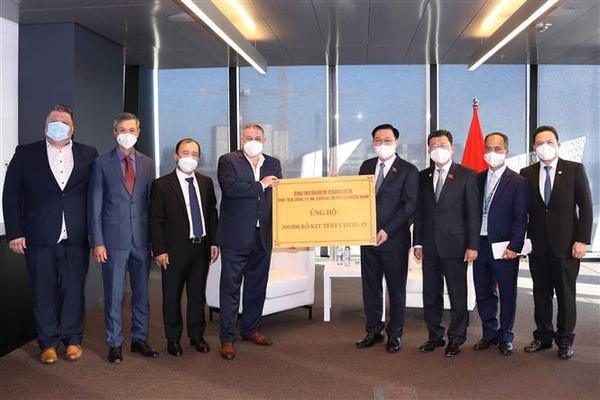 Weforyou Group presented 30,000 N95 medical masks and 10,000 COVID-19 test kits to Vietnam (Photo: VNA)