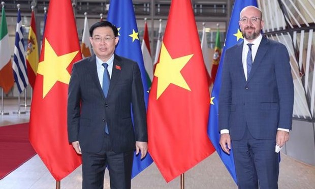 Chairman of the Vietnamese National Assembly Vuong Dinh Hue (left) and President of the European Council Charles Michel (Photo: VNA)