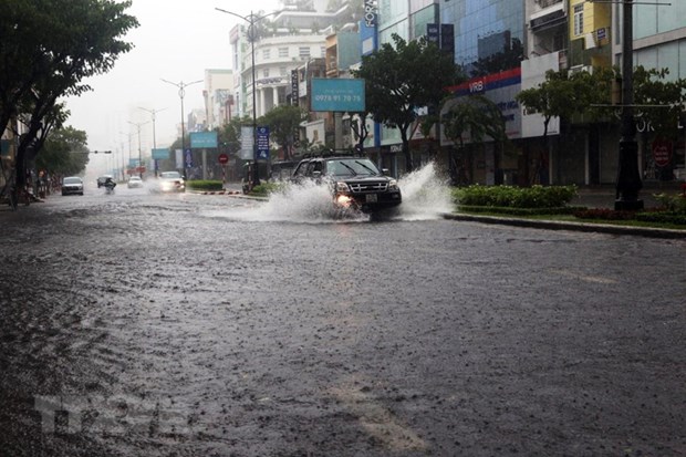 Tuyến đường Nguyễn Văn Linh (thành phố Đà Nẵng) bị ngập nước do mưa lớn liên tiếp. (Ảnh: Trần Lê Lâm/TTXVN)