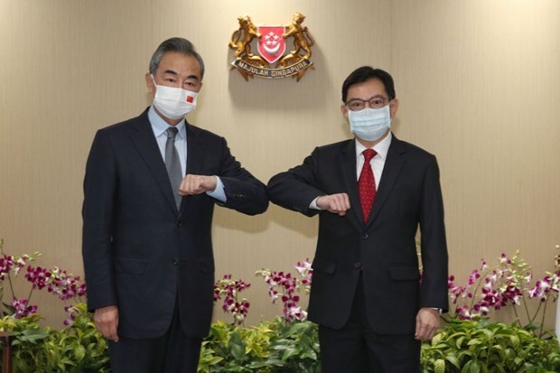 Singapore's Deputy Prime Minister Heng Swee Keat (R) and Chinese State Councilor and Foreign Minister Wang Yi (Photo: straitstimes.com)