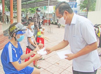 Bí thư Tỉnh ủy – Nguyễn Văn Được tặng quà Trung thu cho trẻ em có hoàn cảnh khó khăn