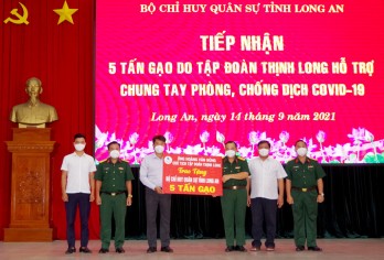 Bộ CHQS tỉnh Long An tiếp nhận 5 tấn gạo hỗ trợ các đơn vị phòng, chống dịch