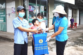 Liên đoàn Lao động tỉnh tổ chức 'Trao sữa yêu thương - Ấm tình Công đoàn' tại huyện Cần Đước