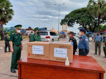 Hiến binh tỉnh Svay Riêng, Vương quốc Campuchia tặng vật tư y tế cho Bộ đội Biên phòng tỉnh Long An