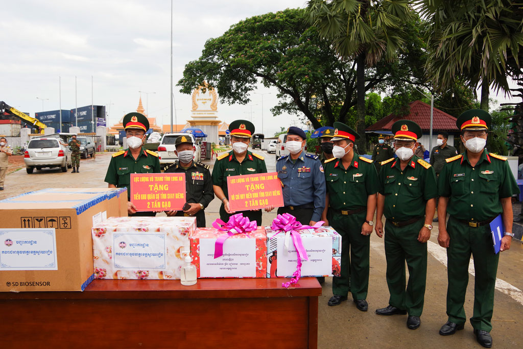 The Provincial Military Command donates 4 tons of rice to the Military Sub-Region and the Gendarmerie Command of Svay Rieng Province