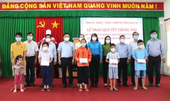 Phó Bí thư Thường trực Tỉnh ủy - Nguyễn Thanh Hải tặng quà Tết Trung thu tại huyện Cần Đước