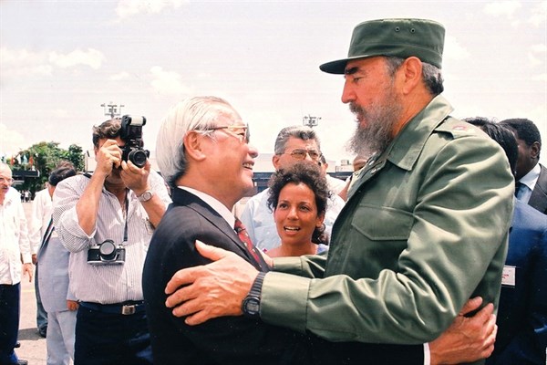 Cuban leader Fidel Castro welcomed Vietnamese Prime Minister Vo Van Kiet in Havana on July 10, 1993. (File Photo: VNA)