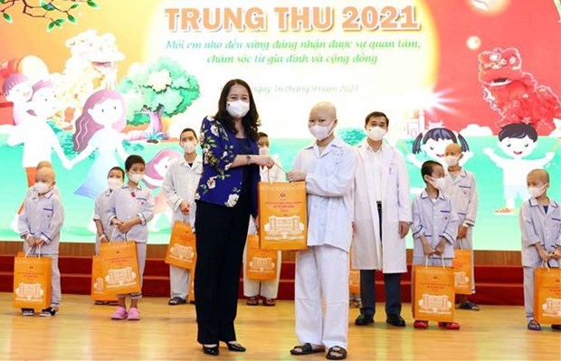 Vice President Vo Thi Anh Xuan presents gifts to child patients at the National Institute of Hematology and Blood Transfusion (Photo: VNA)