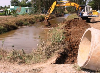 More works for preventing salinity continues to be invested in construction