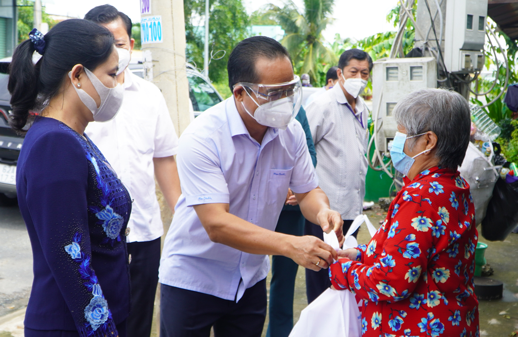 Secretary of the Provincial Party Committee, Chairman of the Provincial People's Council - Nguyen Van Duoc presents gifts and visits the elderly at the inns in Chanh Hamlet of Long Hiep Commune