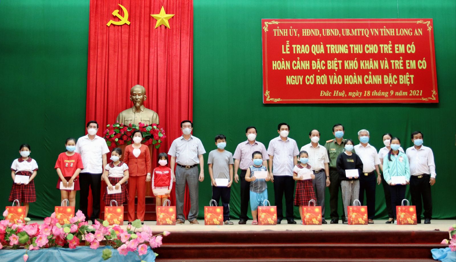 The delegation visits and presents gifts in Duc Hue district