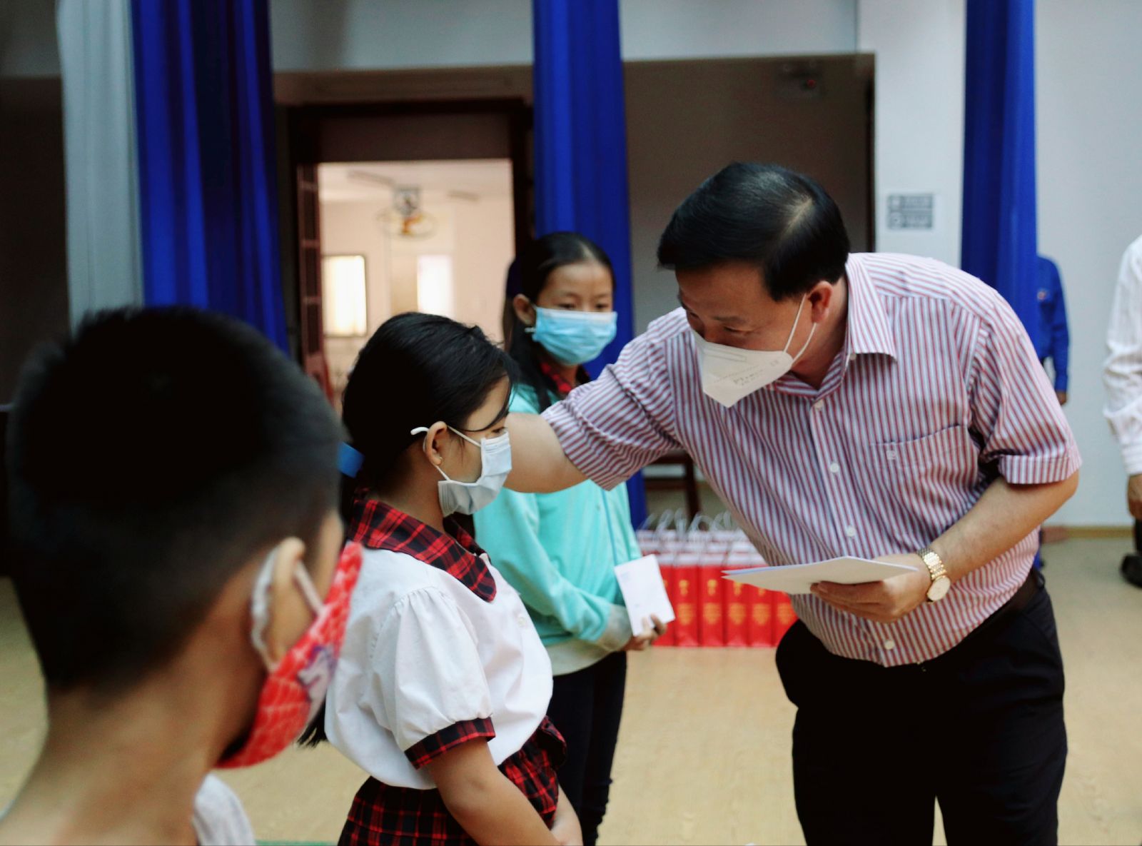 The children are paid a visit and presented the Mid-Autumn Festival gifts in a joyful and warm atmosphere